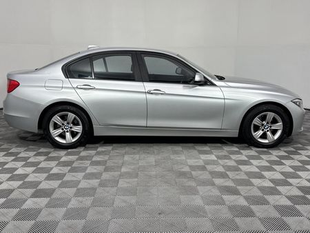 2013-BMW-3-Series-320i-Auto_16