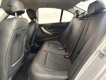 2013-BMW-3-Series-320i-Auto_2