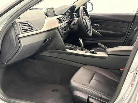 2013-BMW-3-Series-320i-Auto_7