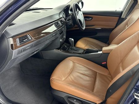 2010-BMW-3-Series-320i-Auto_5