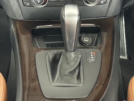 2010-BMW-3-Series-320i-Auto_7