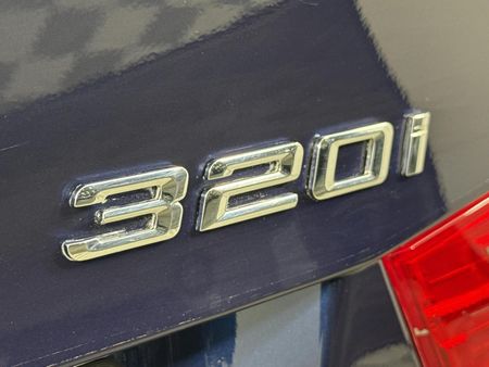 2010-BMW-3-Series-320i-Auto_8