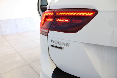 2018-Volkswagen-Tiguan-Allspace-20-TSI-Highline-4Motion-Auto-162kW_11