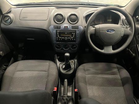 2014-Ford-Figo-14-Ambiente_9
