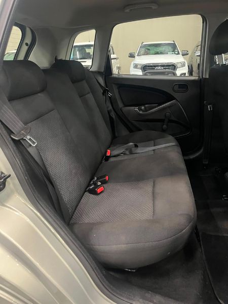 2014-Ford-Figo-14-Ambiente_11