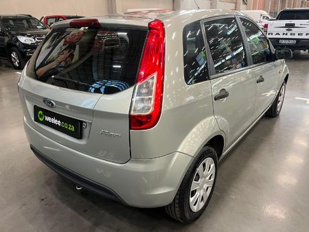 2014-Ford-Figo-14-Ambiente_2