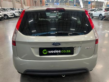 2014-Ford-Figo-14-Ambiente_3