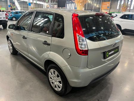 2014-Ford-Figo-14-Ambiente_4