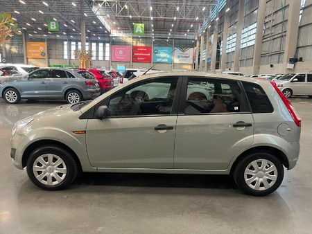 2014-Ford-Figo-14-Ambiente_5