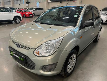 2014-Ford-Figo-14-Ambiente_6