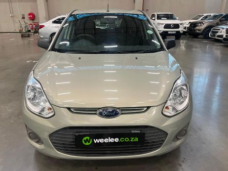 2014-Ford-Figo-14-Ambiente_7