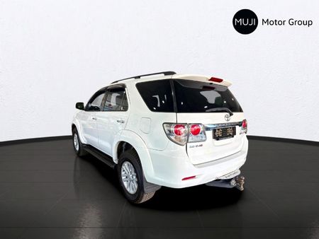 2015-Toyota-Fortuner-30-D-4D-Raised-Body-Auto_1