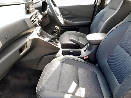 2026-Peugeot-Landtrek-19D-Active-Double-Cab-4x4_7