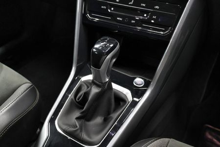 2024-Volkswagen-T-Roc-14-TSI-Design-Auto_15