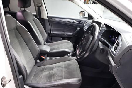 2024-Volkswagen-T-Roc-14-TSI-Design-Auto_24
