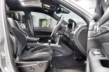 2015-Jeep-Grand-Cherokee-64-SRT_18