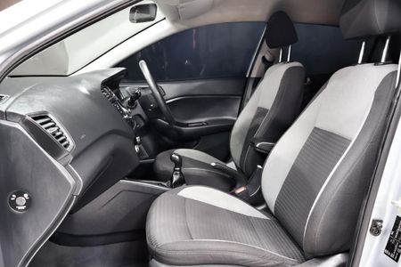 2020-Hyundai-i20-12-Fluid_11