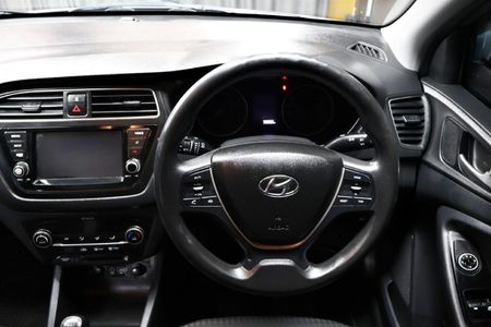 2020-Hyundai-i20-12-Fluid_6