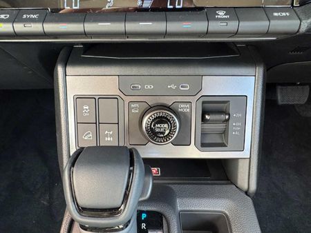 2026-Toyota-Hilux-24-GD-6-Raider-4x4-Auto-Double-Cab_12