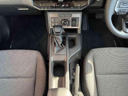 2026-Toyota-Hilux-24-GD-6-Raider-4x4-Auto-Double-Cab_18