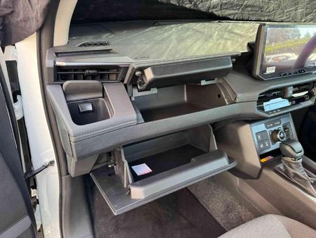 2026-Toyota-Hilux-24-GD-6-Raider-4x4-Auto-Double-Cab_23