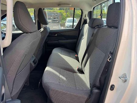 2026-Toyota-Hilux-24-GD-6-Raider-4x4-Auto-Double-Cab_26