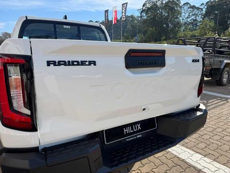 2026-Toyota-Hilux-24-GD-6-Raider-4x4-Auto-Double-Cab_7