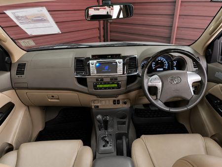 2013-Toyota-Fortuner-40-V6-Auto-4x4_13