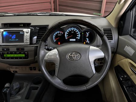 2013-Toyota-Fortuner-40-V6-Auto-4x4_15