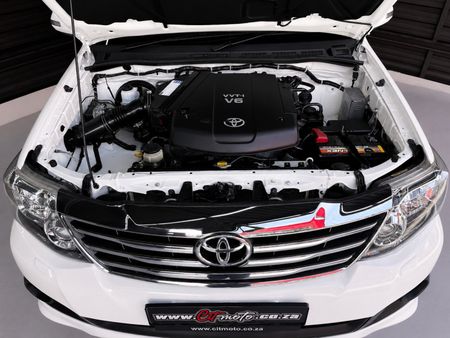 2013-Toyota-Fortuner-40-V6-Auto-4x4_16