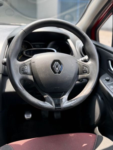 2015-Renault-Clio-1-owner-12-Authentique-5-dr-55kW_5