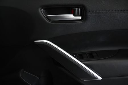 2022-Toyota-Corolla-Cross-18-XS_13