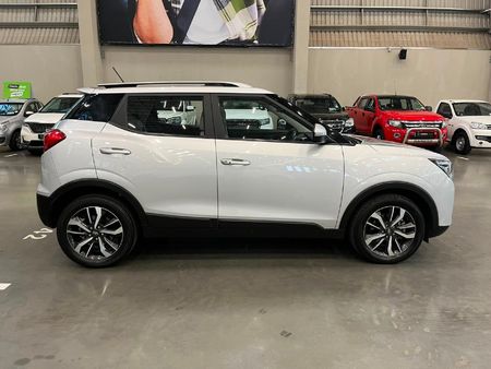 2019-Mahindra-XUV-300-12T-W8_1
