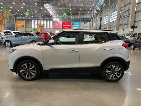 2019-Mahindra-XUV-300-12T-W8_5
