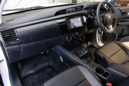 2023-Toyota-Hilux-24-GD-6-SR-4x4-Single-Cab_14