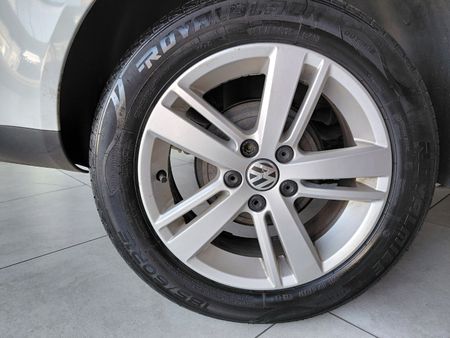 2014-Volkswagen-Polo-Vivo-GP-16-Comfortline_10