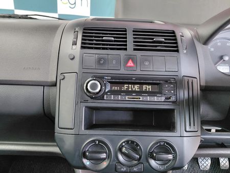2014-Volkswagen-Polo-Vivo-GP-16-Comfortline_12