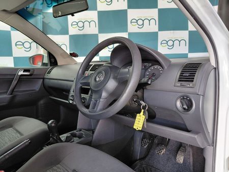 2014-Volkswagen-Polo-Vivo-GP-16-Comfortline_13