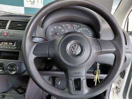 2014-Volkswagen-Polo-Vivo-GP-16-Comfortline_15