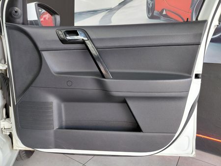 2014-Volkswagen-Polo-Vivo-GP-16-Comfortline_16