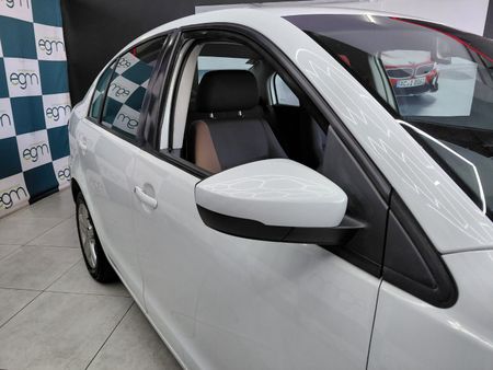 2014-Volkswagen-Polo-Vivo-GP-16-Comfortline_19