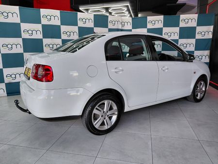 2014-Volkswagen-Polo-Vivo-GP-16-Comfortline_5