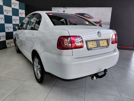 2014-Volkswagen-Polo-Vivo-GP-16-Comfortline_7