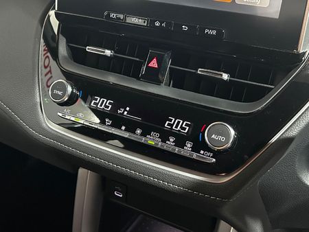 2025-Toyota-Corolla-Cross-18-XR-Hybrid_14