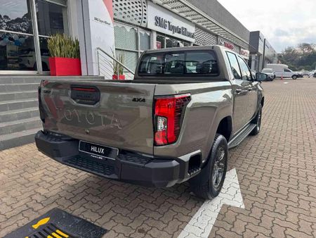 2026-Toyota-Hilux-28-GD-6-RB-SRX-4x4-Auto-Double-Cab_5