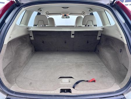 2011-Volvo-XC60-20-T-Auto_10