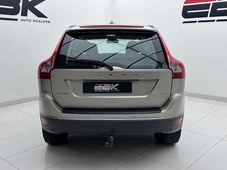 2011-Volvo-XC60-20-T-Auto_3