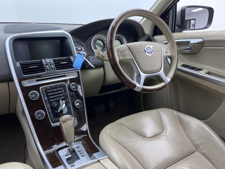 2011-Volvo-XC60-20-T-Auto_5
