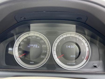 2011-Volvo-XC60-20-T-Auto_7