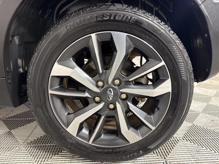 2022-Mahindra-XUV-300-12T-W8_6